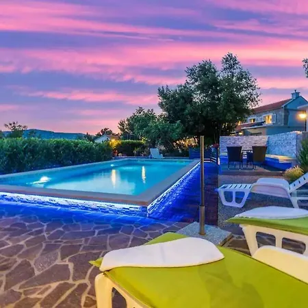 With Pool In 45280 Villa