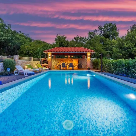 With Pool In 45280