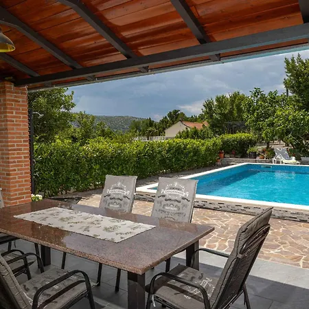 Villa With Pool In 45280 Grižane