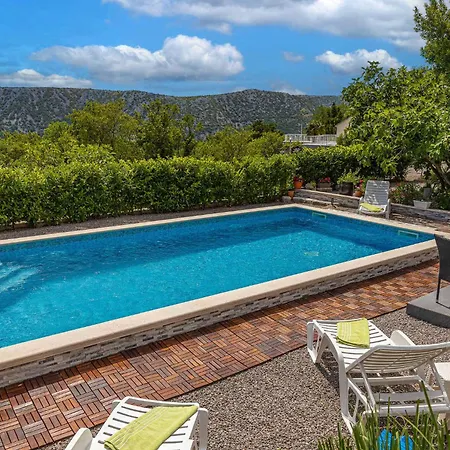 With Pool In 45280 Villa