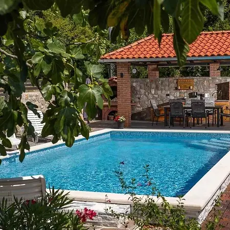 With Pool In 45280 Villa