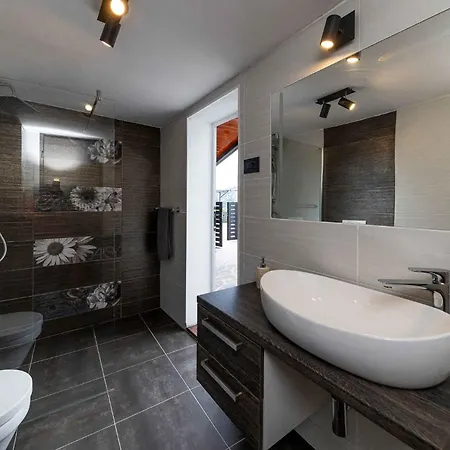 With Pool In 45280